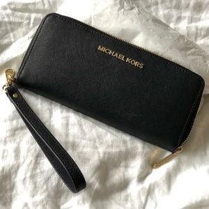 Micheal Kors black wristlet wallet